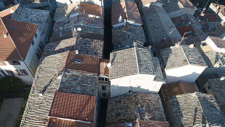 Village de Gattières, îlots à l'est. Vue aérienne prise du sud, détail des toitures.