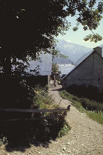 Les Veyers. Ruelle à l'intérieur du hameau.