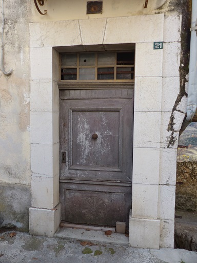 Maison (2023 B 409). Encadrement de porte du logis couvert d'une plate-bande lisse.