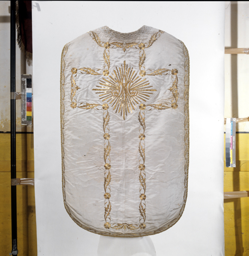 ensemble de vêtements liturgiques : chasuble, étole, manipule, voile de calice (ornement rouge, ornement blanc)