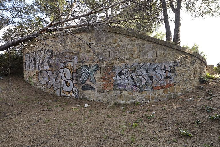 Façade de tête de la traverse-abri entre les deux emplacements de tir en cuve de la batterie haute.