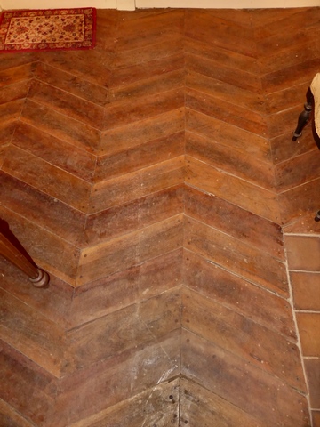 Partie nord. Rez-de-chaussée surélevé, salon. Sol : plancher en chevrons.