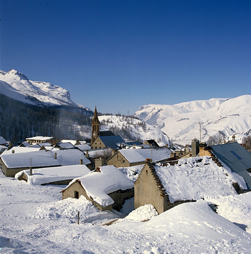 Le Villar d'Arène. Vue partielle. Maisons à pignons à redents.