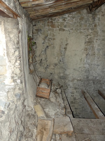 Etage, fenil. Mur sud, vestige du chemin de ronde installé sur l'épaisseur de l'enceinte médiévale.