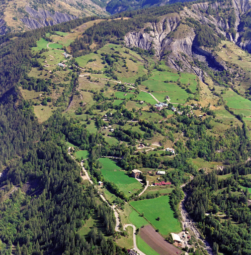 Allos. Vue aérienne prise du sud-ouest avec les écarts de Villard-Bas (à droite) et de Villard-Haut (au fond à gauche).