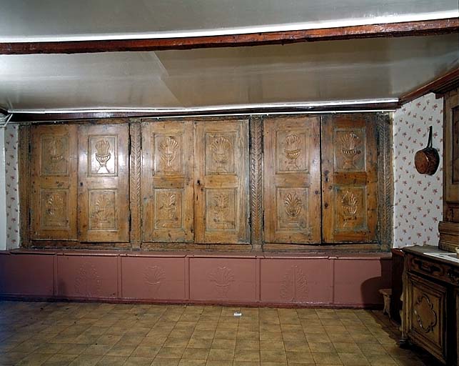 ensemble de trois placards et six bancs-coffres.