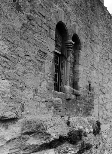 Angle nord-est du château, baie, affleurement du rocher et échauguette.