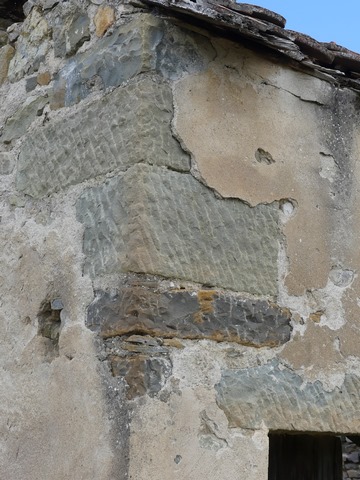Chaîne d'angle sud-ouest, partie supérieure en pierre de taille brochée.