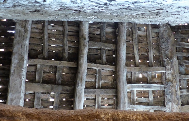 Ferme n° 2 au quartier de Nougueiret (1841 E4 353-357). Charpente à chevrons avec croisillons de madriers et plancher de chevrons de couverture.