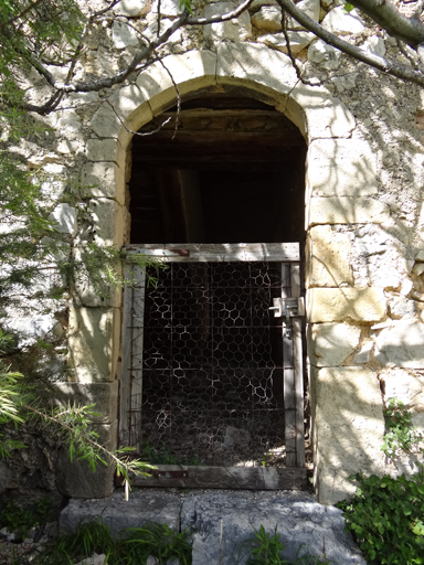 Elévation sud, premier niveau. Porte avec encadrement en anse de panier, pierre de taille calcaire