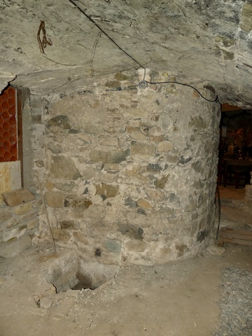 Bâtiment du logis, partie ouest. Etage de soubassement, cellier. Angle sud-est, cuve vinaire maçonnée.