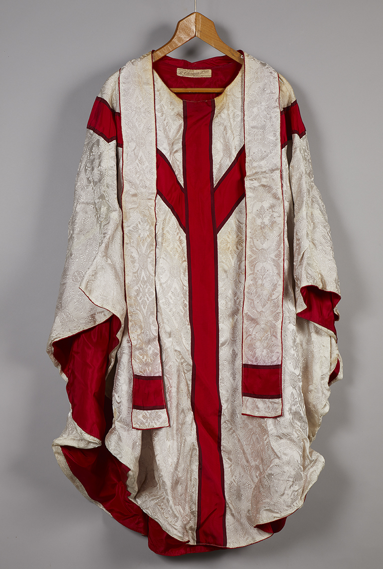 Ornement blanc : chasuble, étole, voile de calice