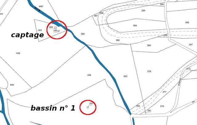 Plan de situation du captage et du bassin 1, d'après le cadastre de 2021 (section 000D). Echelle d'origine 1/500e.