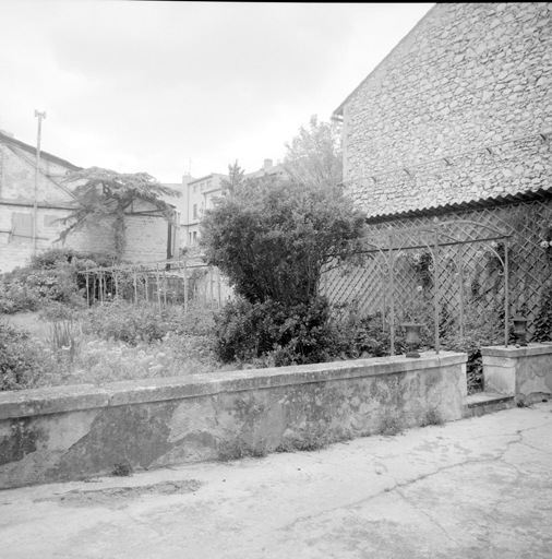 Jardin avec pergola.