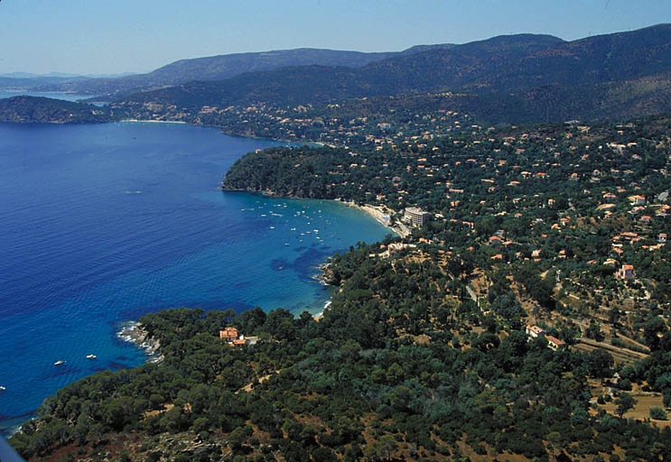 Le domaine. Vue aérienne éloignée prise de l'est.