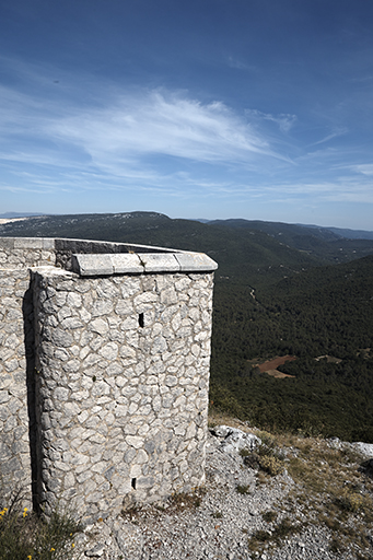 Face droite et angle d'épaule du bastionnet de l'angle est, dominant l'escarpement vertical nord.