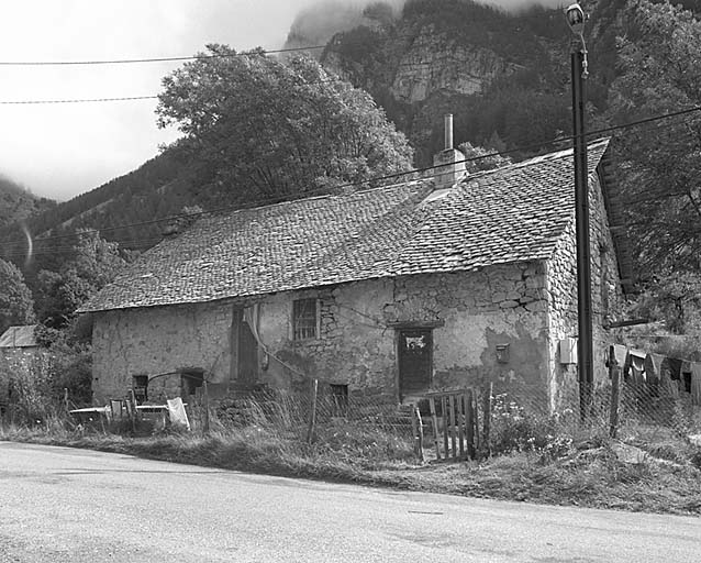 Les Eyrauds, p. 490. Maison à cuisine légèrement surélevée par rapport à l'étable et entrée de grange en façade. Façade ouest.