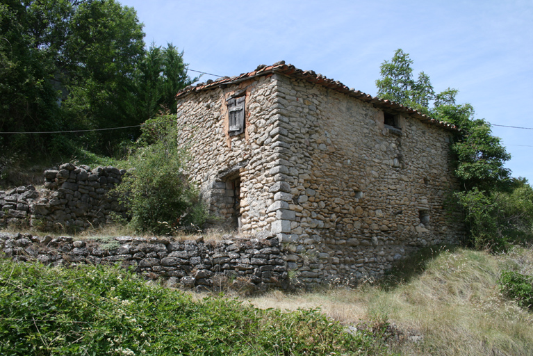 maison, actuellement entrepôt agricole et bergerie