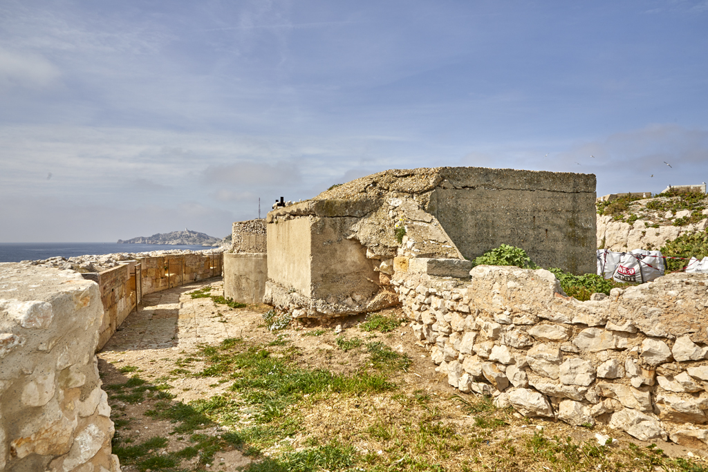 Font sud, segment ouest (7), chemin de ronde, parapet restauré et cuve béton d'une pièce de 75mm