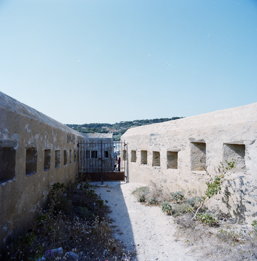 L'avancée crénelée de l'entrée, vue de l'intérieur depuis la porte haute.