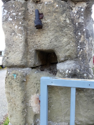 Cour. Portail sud, piédroit ouest. Trou de barre.
