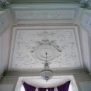 Vue intérieure. Détail d'un plafond située dans une travée de la galerie de l'ancien salon de thé appelé La Rotonde.