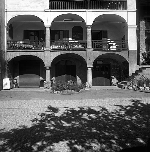 Façade sud-est. L'arcade.