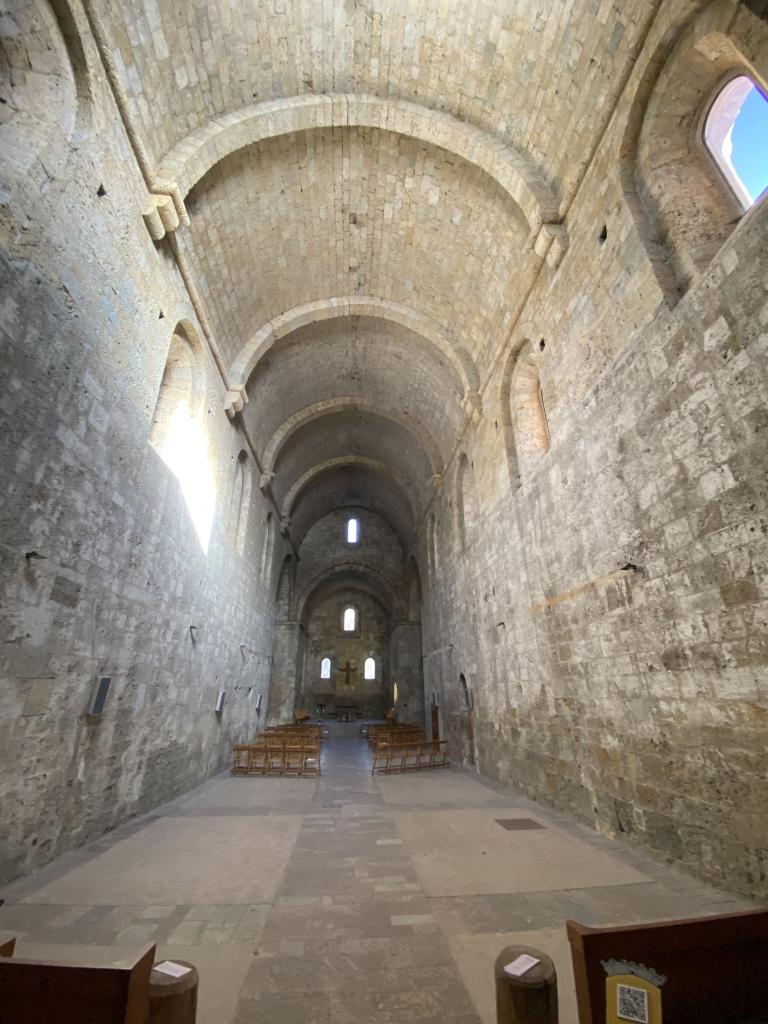 Vue intérieure : la nef depuis l'entrée.