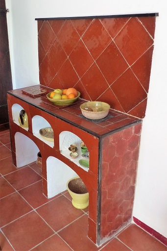 Maison (2023 B 513). Cuisine avec potager-cendrier.