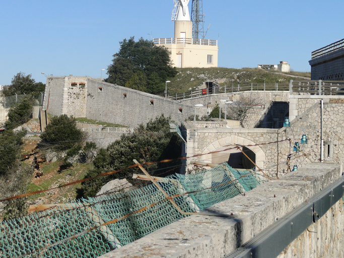 Demi-bastionnet flanquant le front de gorge du fort.