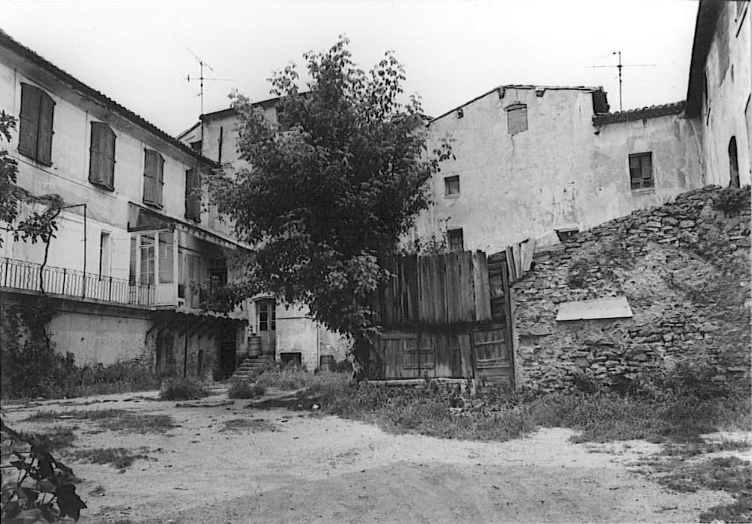 Façades nord et est sur cour avant travaux, n° 7 sur le plan de masse, 1983.