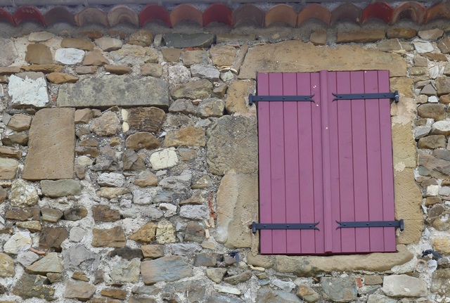 Bâtiment du logis. Elévation est, second niveau. Jour murée et fenêtre de la chambre nord-est.