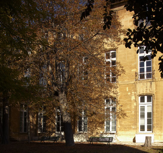 Hôtel de Réauville, puis de La Tour-d'Aigues, puis de Caumont, actuellement conservatoire de musique
