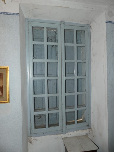 Deuxième étage, chambre sud-ouest. Fenêtre avec menuiserie à barre de fermeture.
