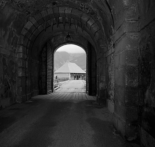 Porte de Briançon. Vue intérieure du passage d'entrée prise vers l'extérieur. Au-dessus, extrémité des palis des orgues.