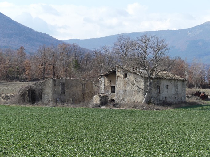 Implantation en terrain plat. Ferme de la Tuillière (Ribiers).