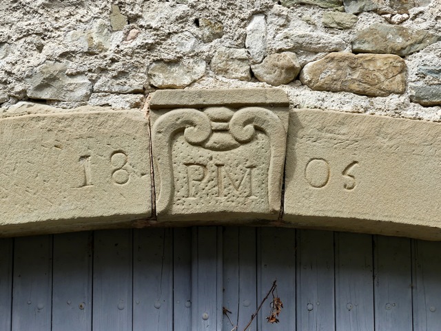 Partie centre-ouest. Elévation sud, premier niveau. Porte avec date portée (1805) et initiales (PM), détail.