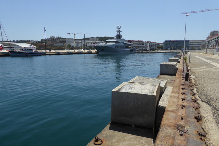 Usine de construction navale, chantiers navals de La Seyne-sur-Mer.