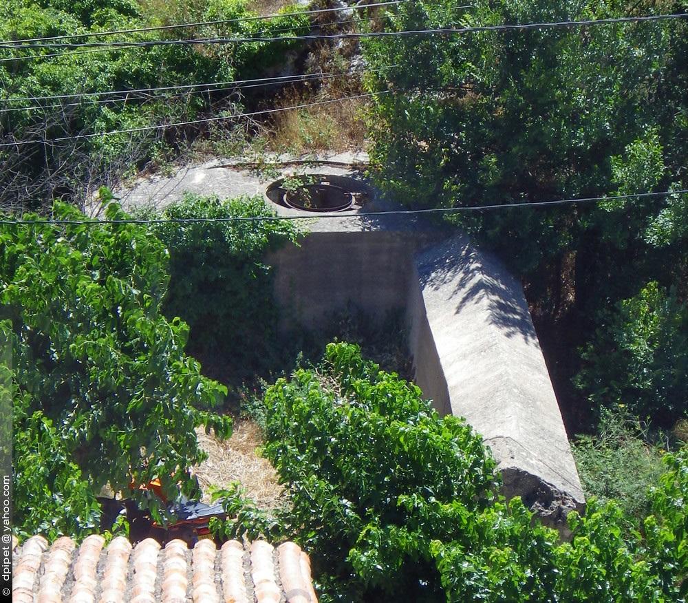 Verrou de La Nerthe, vue plongeante du mur antichar ouest (Ma1) et du tobrouk attenant type Vf 67 