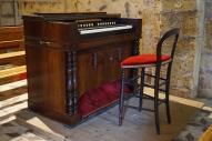 Harmonium et chaise