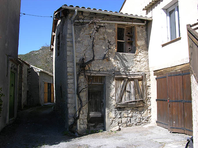 La Bourgade, parcelle B3 297. Entrepôt aggloméré, type 2.2.