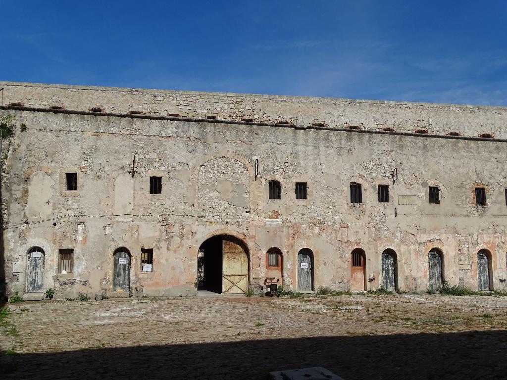 Fort St Nicolas : façade sur cour des casemates ouest du donjon, avec débouché de la porte d'entrée.