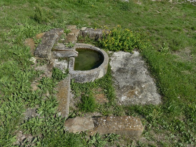 Fontaine, au sud du bâtiment du logis.