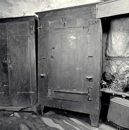 meuble de sacristie (au sol) : armoire (N° 4)