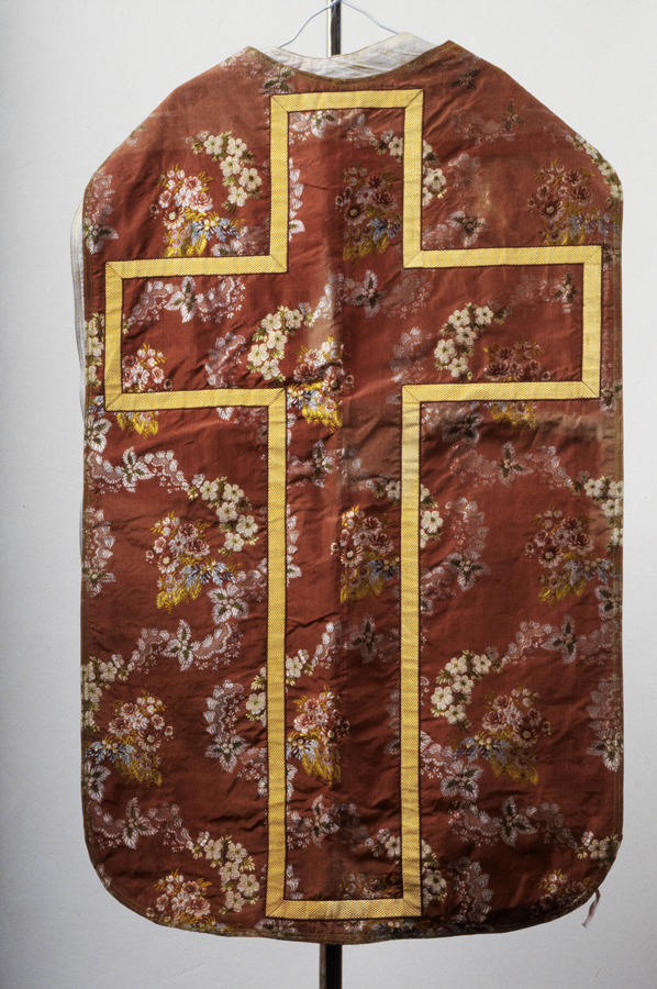 chasuble, étole, manipule (ornement rose)