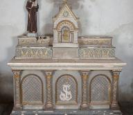 Ensemble de l'autel secondaire de saint Joseph : degré d'autel, autel, tabernacle, deux gradins d'autel, groupe sculpté (grandeur nature) de saint Joseph