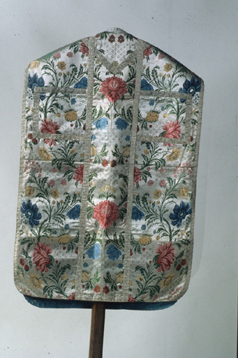 chasuble, étole, manipule, voile de calice (ornement blanc)