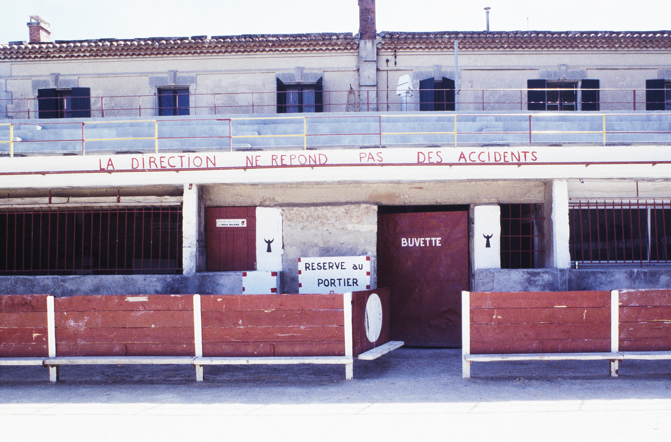 Mouriès, façade école, tribune.