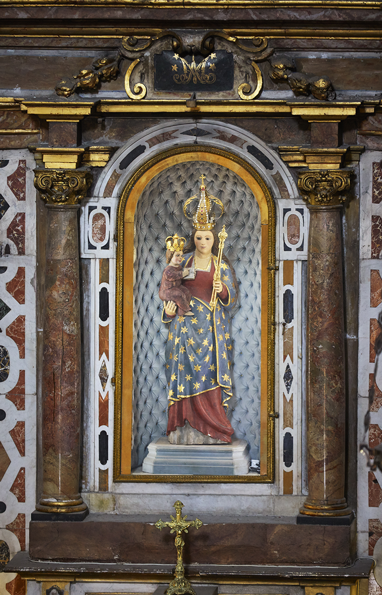 Statue de Notre-Dame-de-Laghet, dans le choeur, au-dessus du maître-autel.