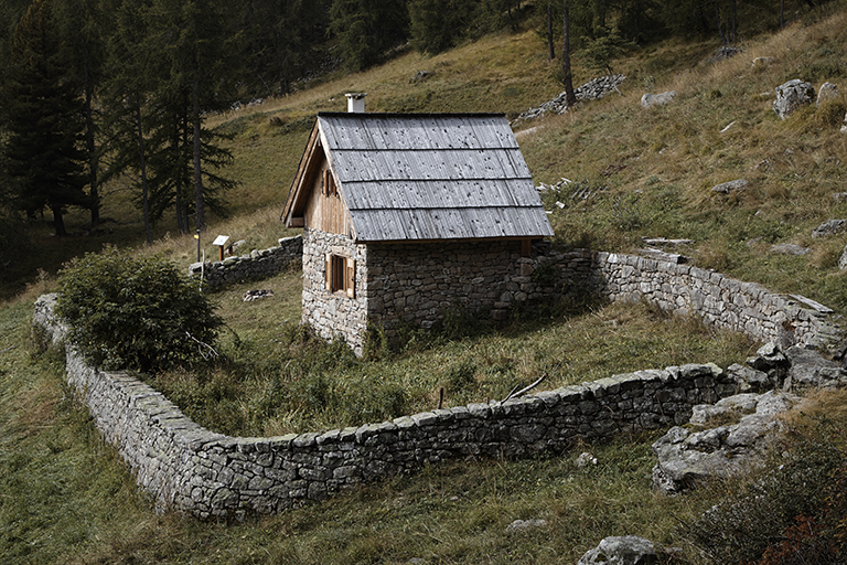 La cabane Michard avec son enclos empierré (Villars-Colmars).